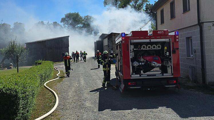 Schimmendorf: Traktorbrand auf Bauernhof sorgt f&uuml;r Gro&szlig;alarm