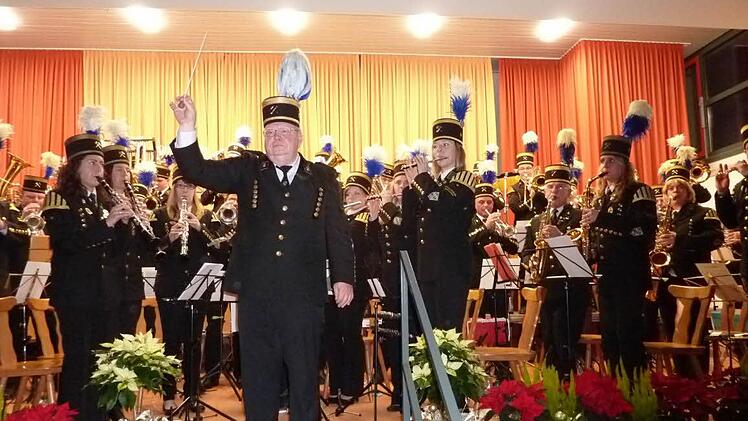 Die Bergmannskapelle Stockheim bot beim Weihnachtskonzert unter der Stabführung von Hans Löffler konzertante Blasmusik vom Feinsten. Die Leistungen des Klangkörpers wurden mit viel Beifall honoriert. Fotos: Gerd Fleischmann