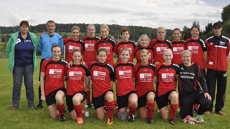 Unser Siegerbild zeigt (hinten, von links) Ruth Müller (BFV), Schiedsrichter Wolfgang Schmitt, Alin Schulz-Stellmacher, Svenja Heinle, Sonja Muth, Alina Schneider, Natascha Selner, Nicole Brust, Juliane Weber, Simone Förster und Trainer Michael Rölling sowie (vorne, von links) Lisa Enders, Lena Knüttel, Isabell Hägerich, Sissy Martin, Birgit Klaus, Michaela Selner und Franziska Kleinhenz. Foto: Anja Schmitt