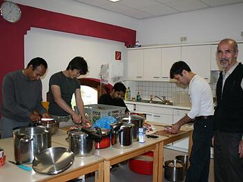 "Kochen für Weltbürger" (hier ein Archivfoto aus dem Jahr 2011) bringt seit fast vier Jahren verschiedene Nationalitäten zusammen an den Herd und an den Tisch. Aber einen regelmäßigen städtischen Zuschuss wird es für das Projekt weiterhin nicht geben. Foto: Helke Renner