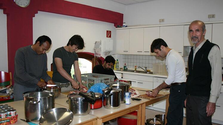 "Kochen für Weltbürger" (hier ein Archivfoto aus dem Jahr 2011) bringt seit fast vier Jahren verschiedene Nationalitäten zusammen an den Herd und an den Tisch. Aber einen regelmäßigen städtischen Zuschuss wird es für das Projekt weiterhin nicht geben. Foto: Helke Renner