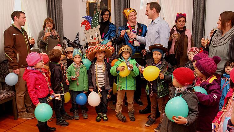 Die Mitglieder des Faschingskomitees sowie die Buben und Mädchen aus dem Kindergarten mit ihren Erzieherinnen bei der Schlüsselübergabe durch Bürgermeister Michael Ziegler an Michael Werb. Foto: Günther Geiling