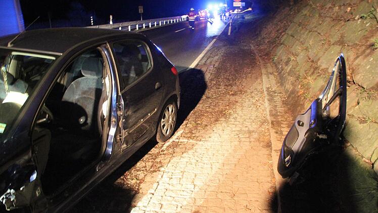 Der Fahrer des Seat war eingeklemmt und musste von der Feuerwehr befreit werden. Foto: Jürgen Gärtner