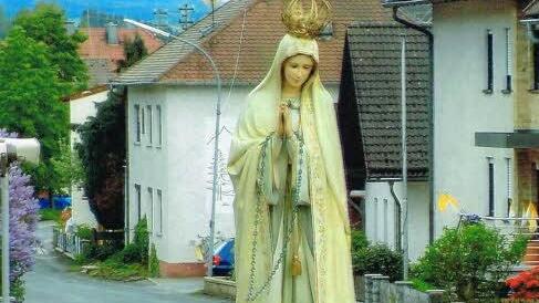 Ankunft an der Marienkapelle am Böhm während der Fatima-Prozession. . Foto: K.- H. Hofmann