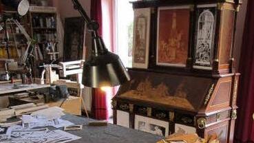 Ein Blick in die Werkstatt Roger Schlemers. Auf dem Bild im Hintergrund der damals noch nicht ganz fertiggestellte, rekonstruierte Roentgen-Sekretär. Foto: Schlemer