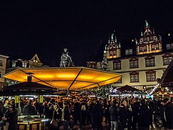 Gro&szlig;er Andrang herrscht am Abend auf dem Coburger Weihnachtsmarkt.Foto: Jochen Berger