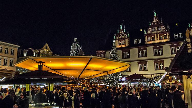 Gro&szlig;er Andrang herrscht am Abend auf dem Coburger Weihnachtsmarkt.Foto: Jochen Berger