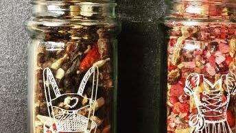 Hänsel und Gretel haben die Gründer ihre wilden Gewürze genannt  Foto: privat