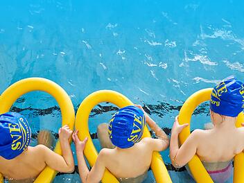 Auch in Franken fällt der Schwimmunterricht an Grundschulen immer öfter aus. Symbolbild: Georg Wendt/dpa
