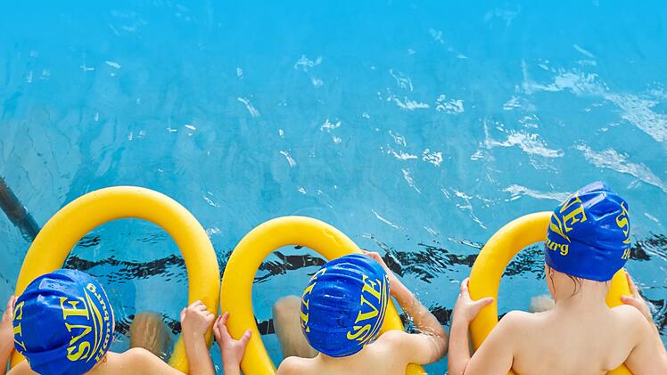 Auch in Franken fällt der Schwimmunterricht an Grundschulen immer öfter aus. Symbolbild: Georg Wendt/dpa