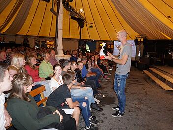 Daniel Harter sprach zum Abschluss des Missio-Camps über Gottes Plan für das Leben eines jeden Einzelnen. Mittels eines Pinguins verdeutliche er, was es heißt, die eigenen Fähigkeiten und Begabungen einzusetzen.  Foto: Marion Eckert