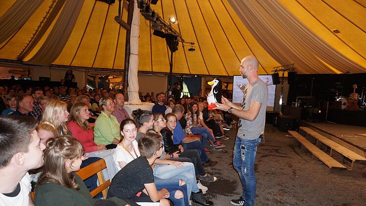 Daniel Harter sprach zum Abschluss des Missio-Camps über Gottes Plan für das Leben eines jeden Einzelnen. Mittels eines Pinguins verdeutliche er, was es heißt, die eigenen Fähigkeiten und Begabungen einzusetzen.  Foto: Marion Eckert