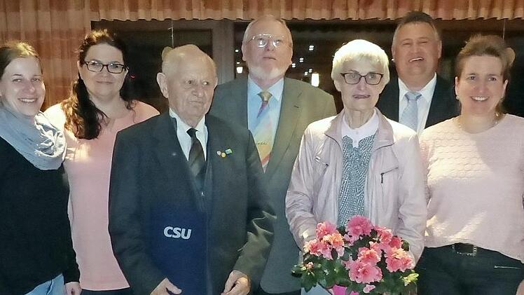 Die CSU Ludwigschorgast ehrte beim Dämmerschoppen drei verdiente und langjährige Mitglieder. Unser Bild zeigt (von links) die stellvertretenden Ortsvorsitzenden Katrin Günther und Heike Köhler, Johann Geier, Günther Bär, Erika Leithner, stellvertretenden CSU-Kreisvorsitzenden Gerhard Schneider und die Ludwigschorgaster CSU-Ortsvorsitzende Doris Leithner-Bisani. Foto: Klaus-Peter Wulf