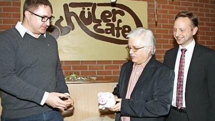 Der scheidende K&auml;mmerer Dietmar Kynast (Mitte) hatte f&uuml;r seinen Nachfolger Sebastian Kolb (links) ein Gl&uuml;cksschwein dabei, das er in der Ratssitzung &uuml;berreichte (rechts B&uuml;rgermeister Bosch). Foto: J&uuml;rgen G&auml;rtner