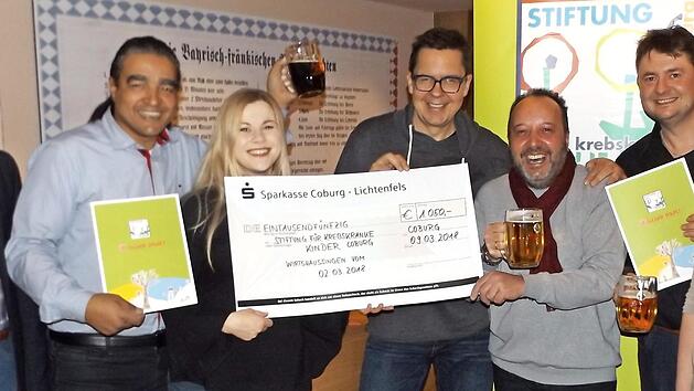 Spendenübergabe (von links): Uwe Rendigs, Markus Timm, Anja Hampel, Thomas Apfel, Mario Bamberger, Jochen Kroner und Regina Batyi  Foto: privat