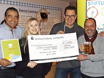 Spenden&uuml;bergabe (von links): Uwe Rendigs, Markus Timm, Anja Hampel, Thomas Apfel, Mario Bamberger, Jochen Kroner und Regina Batyi  Foto: privat