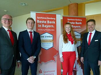 Strahlend für das Pressefoto: v.l. Stephan Kirchner, Sebastian Mahr, Katrin Hofmann und Thomas Endres. Foto: Marion Krüger-Hundrup