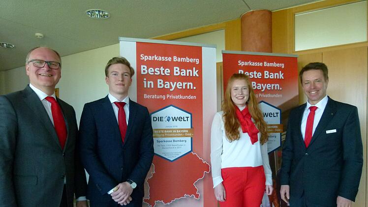 Strahlend für das Pressefoto: v.l. Stephan Kirchner, Sebastian Mahr, Katrin Hofmann und Thomas Endres. Foto: Marion Krüger-Hundrup