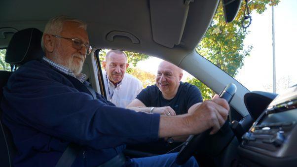 Siegfried Nürnberger (Mitte) und Jürgen Maulwurf (r.) geben Tipps zur Gefahrenbremsung.   Foto: Tina Meier