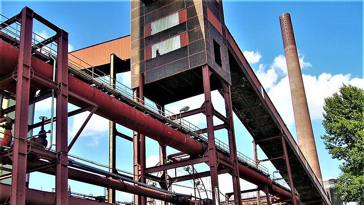 Eine 55 Meter lange Gangway (rechts) führt die Besucher auf 24 Meter Höhe in das Besucherzentrum der Zeche Zollverein in Essen.         Gerd Fleischmann