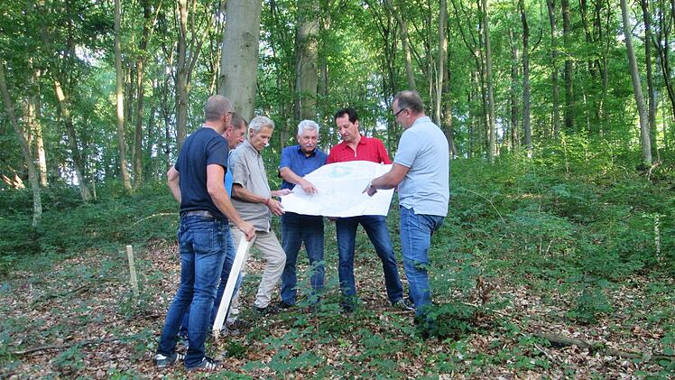 Im Juli ging die Gemeinde die Planung des Waldfriedhofs mit dem mittlerweile verstorbenen Landschaftsarchitekten Robert Knidlberger (Dritter von links) an.  Foto: Winfried Ehling