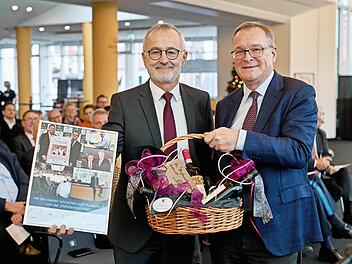 Horst Feulner (l.) wurde von Oberbürgermeister Andreas Starke im Foyer der Konzert- und Kongresshalle in den Ruhestand verabschiedet.