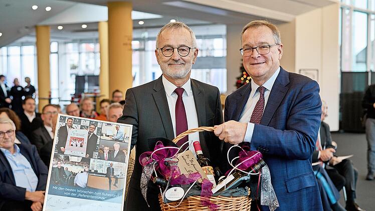 Horst Feulner (l.) wurde von Oberbürgermeister Andreas Starke im Foyer der Konzert- und Kongresshalle in den Ruhestand verabschiedet.