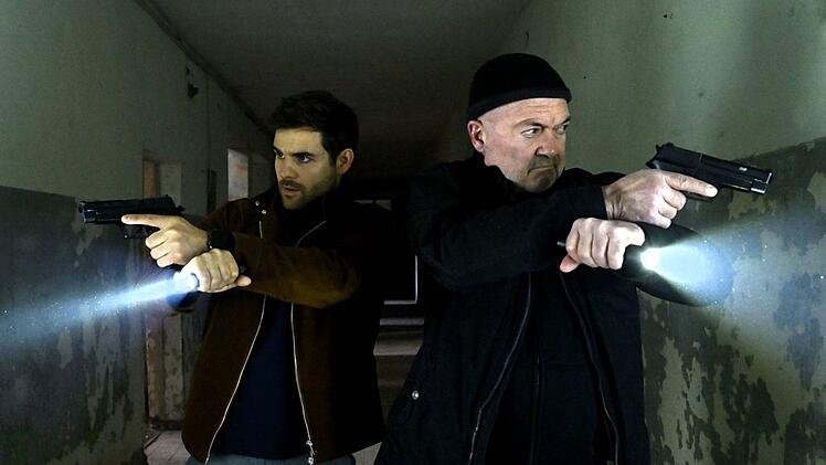 Die Ermittler Nils Makowski (Lucas Reiber, links) und Otto Garber (Florian Martens) begeben sich im neuen Fall von "Ein starkes Team" wieder in heikle Situationen.