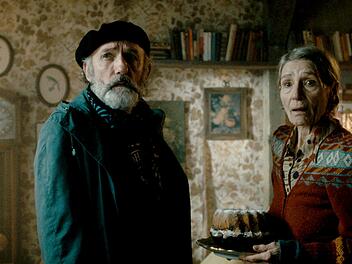 Viktor (Karl Markovics) und Margit (Barbara N&uuml;sse) leben im selben Hamburger Mietshaus. Margit hat als Kind den Bombenhagel auf die Stadt erlebt und leidet bis heute unter diesem Trauma.