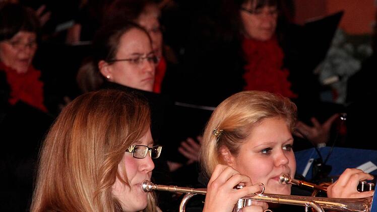 die junge Musikantin Linda Völlner (2. von li) im vollen Einsatz