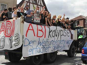 Feierbiester, die neuerdings auch Abi haben. Fotos: Alexander Löffler und Jan Koch