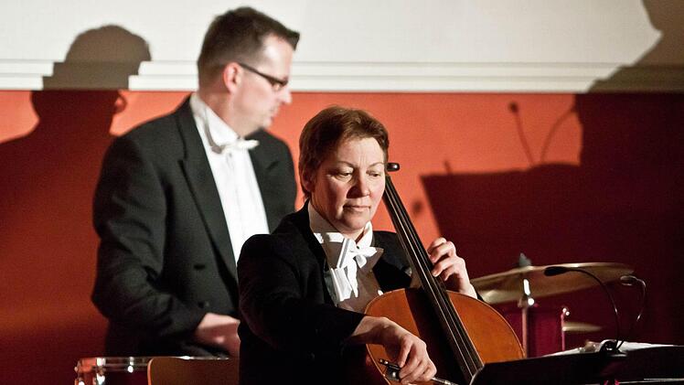 Am Cello: Renate Kubisch. Im Hintergrund: Schlagzeuger Ralt Probst - der Quotenmann im Damen-Salonorchester Bonbonniere.