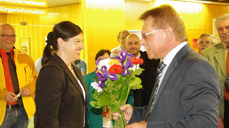 Blumen für den alten und neuen Bürgermeister.