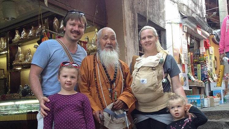 Auf Putuoshan - Foto mit Mönch: Grete und Christian Kahl mit Frida, Mathilda und Baby Gustav im Tragetuch.