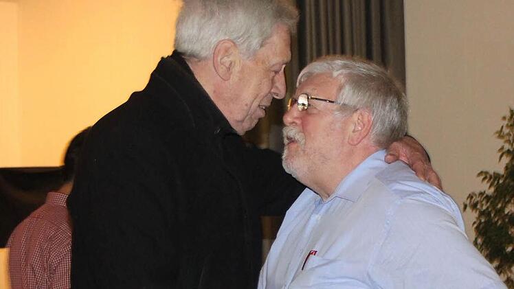 Besonders herzlich begrüßt er Wolfgang Leinen.