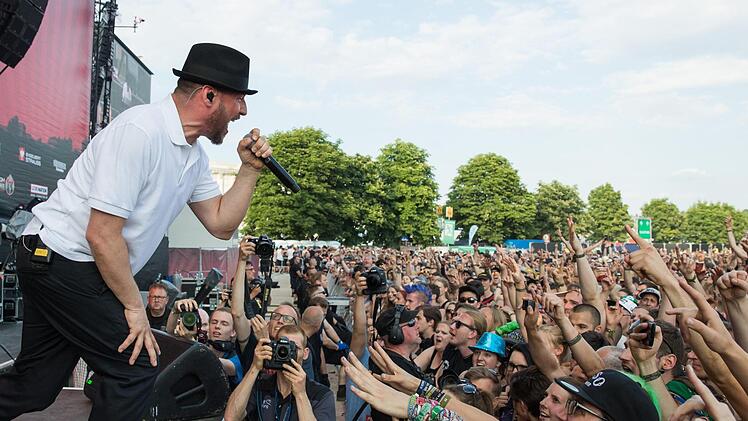 Der Sänger der deutschen Rockband Beatsteaks, Arnim Teutoburg-Weiß, steht am 02.06.2017 in Nürnberg (Bayern) beim Musikfestival Rock im Park auf der Bühne. Das Festival dauert noch bis zum 4. Juni. Foto: Daniel Karmann/dpa