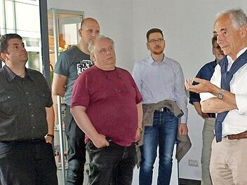 Rainer Kober (Zweiter v. r.) informierte über die Firmengeschichte und die Möglichkeiten für die Region. Links der Leiter des Masterstudienlehrgangs "Zukunftsdesign", Josef Löffl. Foto: Susanne Deuerling