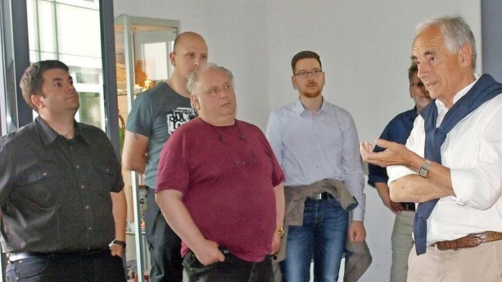 Rainer Kober (Zweiter v. r.) informierte über die Firmengeschichte und die Möglichkeiten für die Region. Links der Leiter des Masterstudienlehrgangs "Zukunftsdesign", Josef Löffl. Foto: Susanne Deuerling