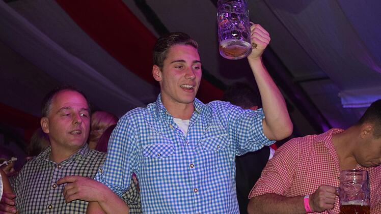 Auch im Stehen auf der Bierbank wird eifrig mitgeschunkelt. Foto: Daniela Pondelicek