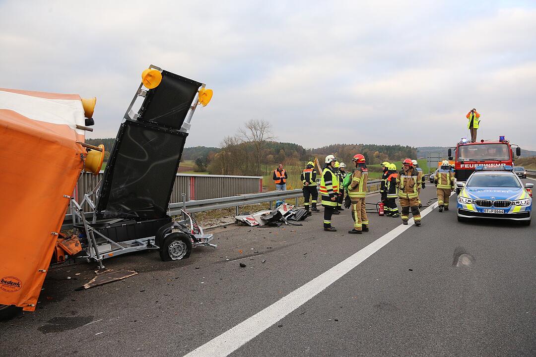 Sprinter kracht ungebremst in Baustellenfahrzeug