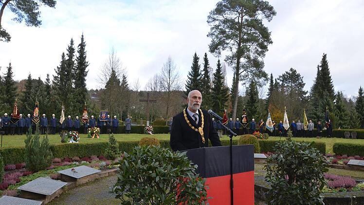Oberbürgermeister Kay Blankenburg erinnert an die Toten des Zweiten Weltkriegs. Foto: Peter Rauch