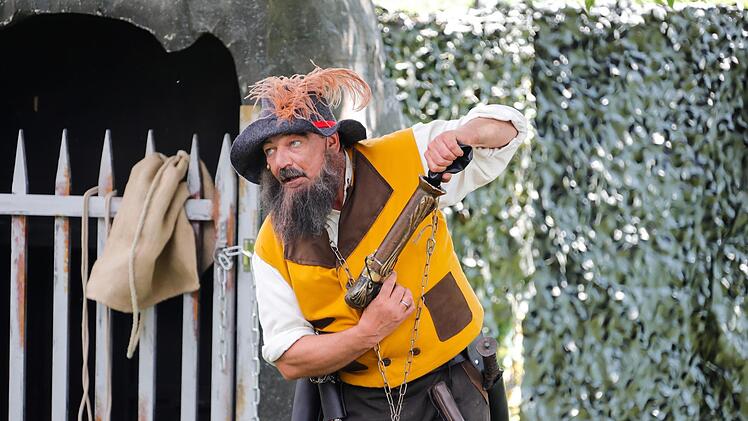 Gastregisseurin Stephanie Kuhlmann hat mit dem Stück "Der Räuber Hotzenplotz" einen rasanten Theaterspaß inszeniert. Foto: Matthias Hoch