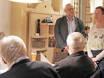 Matthias Ewelt (Vorstand der Diakonie Erlangen) und B&uuml;rgermeisterin Elisabeth Preu&szlig; beim Neujahrsessen der Ehrenamtlichen der Tafel-Ausgabestelle B&uuml;chenbach Foto: privat