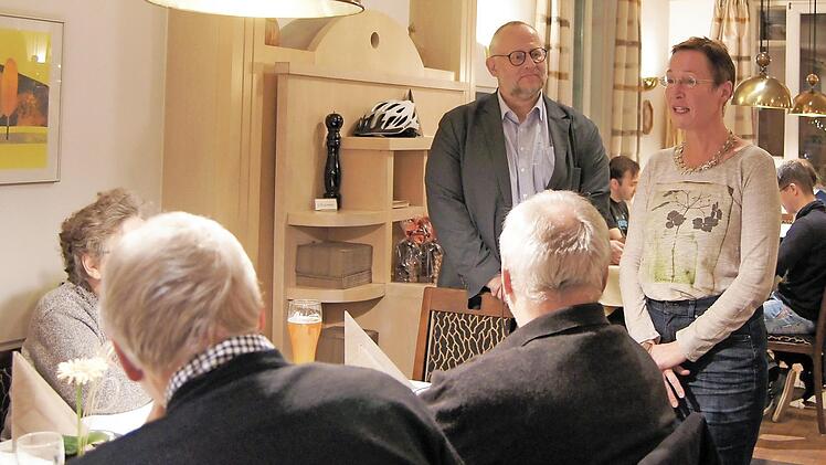 Matthias Ewelt (Vorstand der Diakonie Erlangen) und B&uuml;rgermeisterin Elisabeth Preu&szlig; beim Neujahrsessen der Ehrenamtlichen der Tafel-Ausgabestelle B&uuml;chenbach Foto: privat