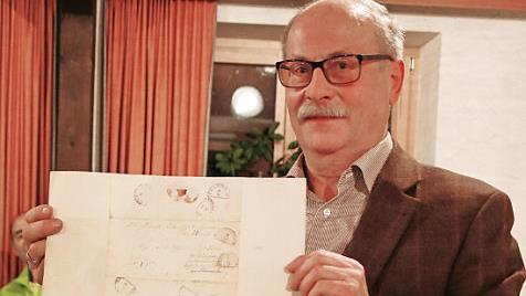 Einen Brief aus dem 19. Jahrhundert präsentiert der Historiker Siegfried Sesselmann. Damals wurde das beschriebene Briefblatt mit dem Text nach innen gefaltet, so dass man es auf der Rückseite entsprechend adressieren konnte. An jeder Umladestation wurde das nicht verschlossene oder verklebte Papier gestempelt. Fotos: Klaus Klaschka