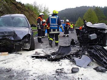 Sowohl der Wagen des Unfallverursachers (l.) als auch das entgegenkommende Auto wurden bei dem Zusammenprall total demoliert. Foto: Marco Meißner