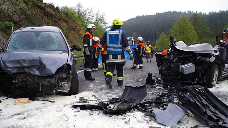 Sowohl der Wagen des Unfallverursachers (l.) als auch das entgegenkommende Auto wurden bei dem Zusammenprall total demoliert. Foto: Marco Meißner