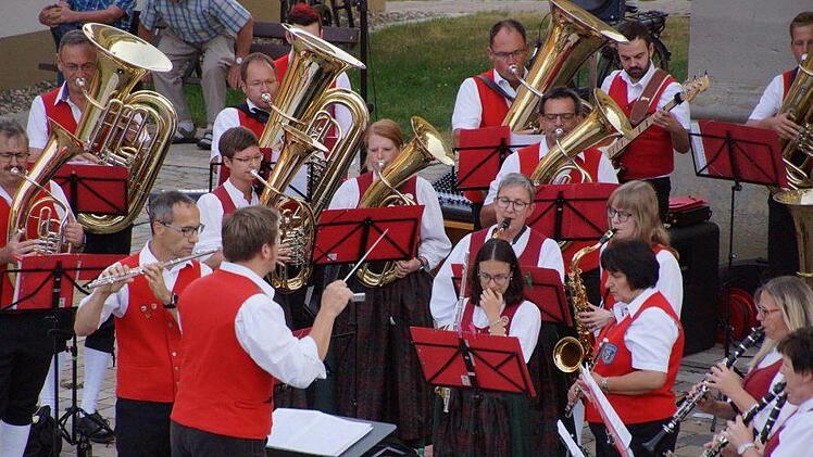 Mit einer Serenade unter freiem Himmel beeindruckte die Jugendblaskapelle Großwenkheim vor dem "Dom der Vorrhön". Foto: Anton Then