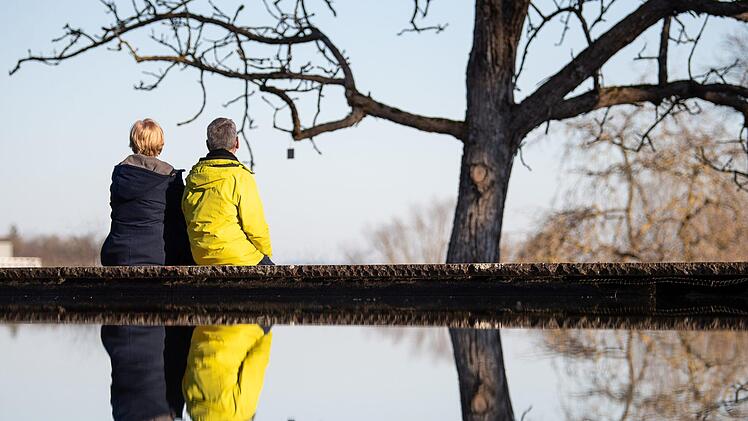 Am Wochenende steigen die Temperaturen in Franken. Foto: Sebastian Gollnow/dpa
