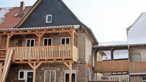 Heute hat die zukünftige Terrasse schon eine Tür, der Balkon ist neu und der Übergang zum zweiten Haus ist auch fertig.